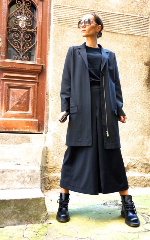 Wide-leg high-waist black trousers